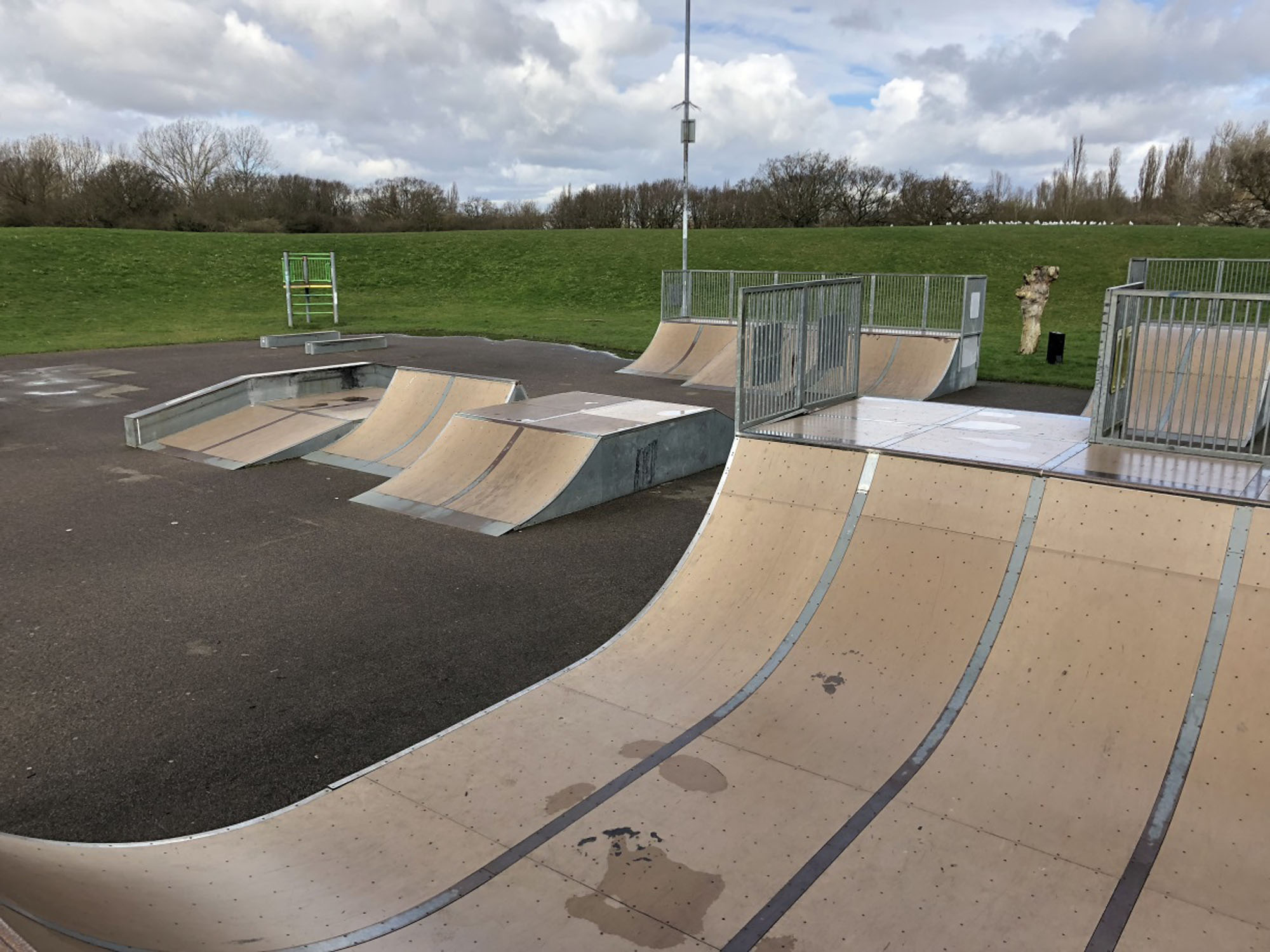 gloucester park skatepark gloucester review tips skateboarding in gloucestershire u k